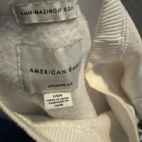 American Eagle Outfitters Cream Crewneck Sweater - Picture 4 of 4